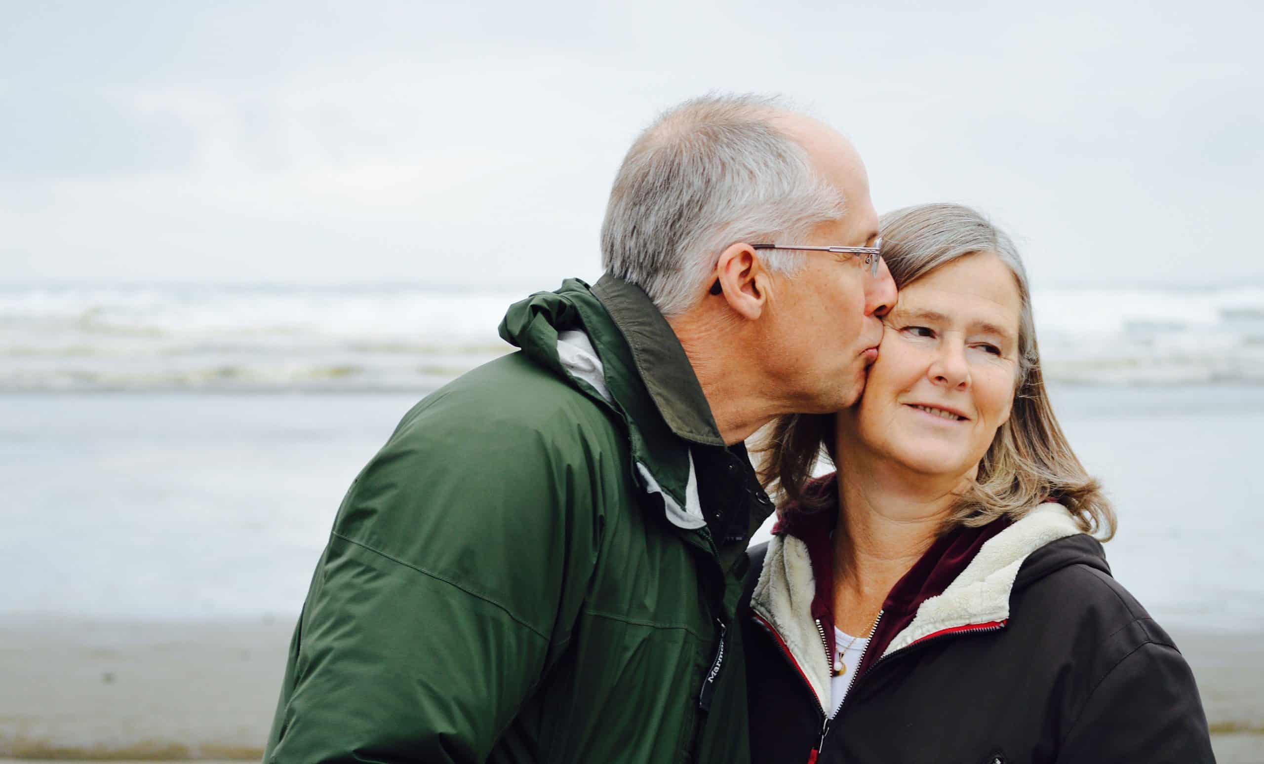Couple kissing on beach 4 Different ways to think about your futur retirement - How to Live Younger